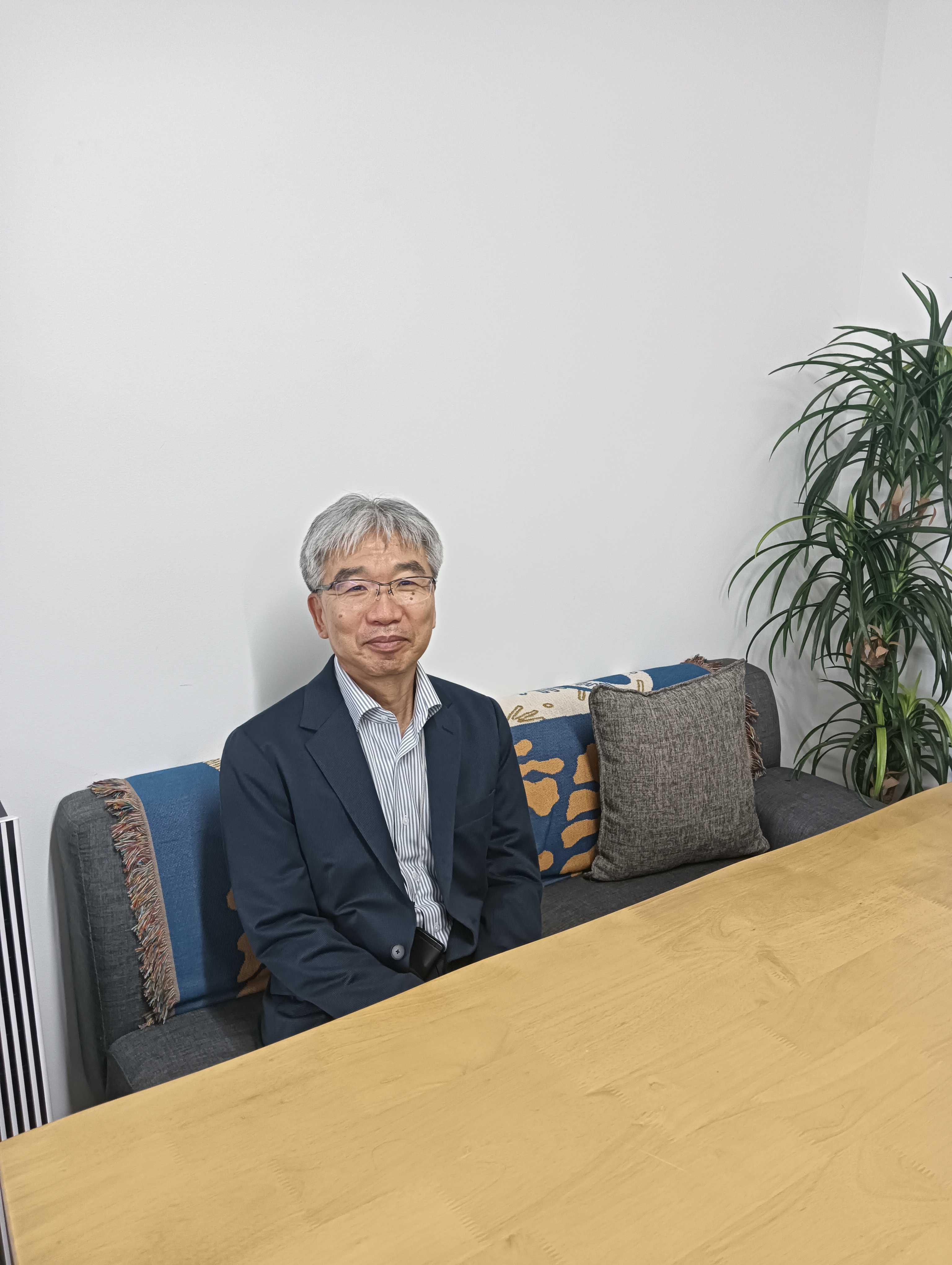 ソファに腰掛ける渡辺工業のインタビュー出演者